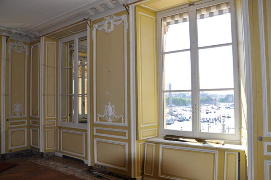 Très belle pièce de boiserie de style Louis XVI provenant de l'Hôtel de Crillon, Paris-0