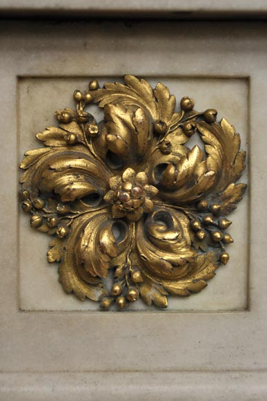 Cheminée ancienne d'époque Louis XVI en marbre blanc Sivex et bronze doré-3