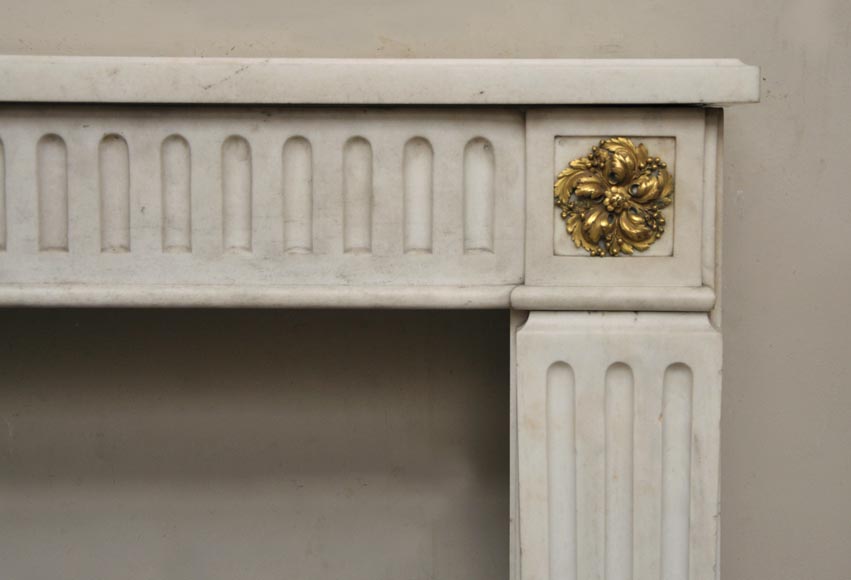 Cheminée ancienne d'époque Louis XVI en marbre blanc Sivex et bronze doré-6