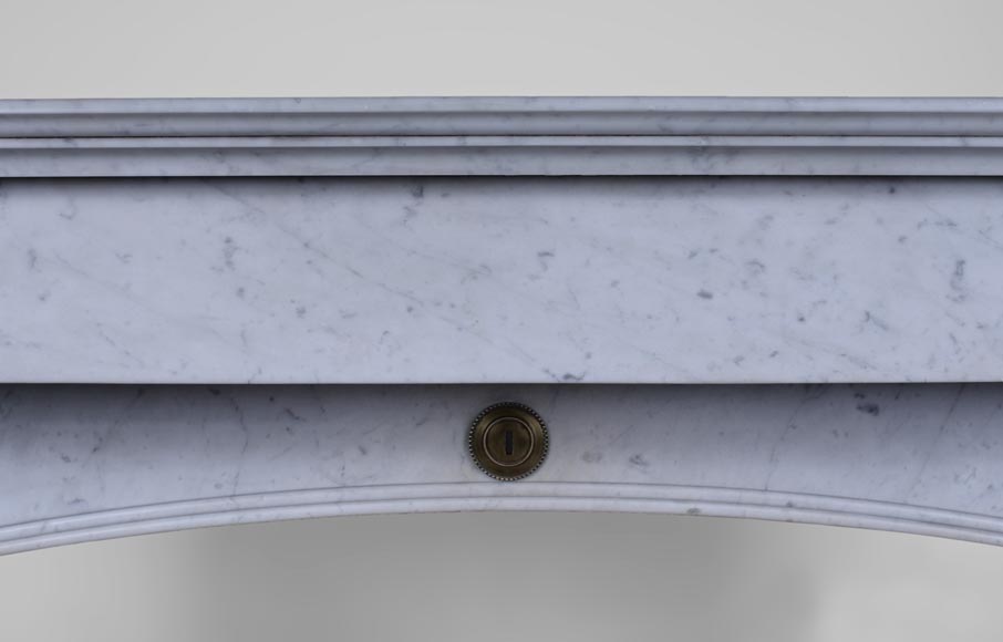 Cheminée ancienne de style Napoléon III à pattes de lions en marbre de Carrare-1