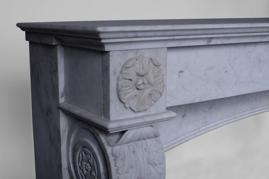 Cheminée ancienne de style Napoléon III à pattes de lions en marbre de Carrare-3