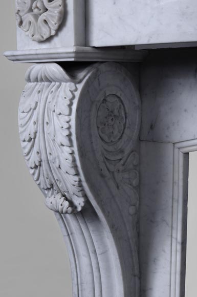 Cheminée ancienne de style Napoléon III à pattes de lions en marbre de Carrare-4
