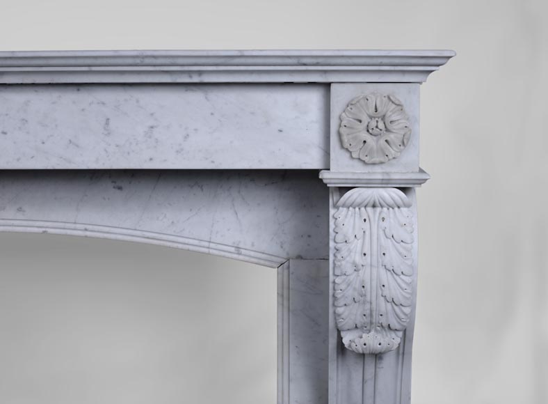 Cheminée ancienne de style Napoléon III à pattes de lions en marbre de Carrare-7