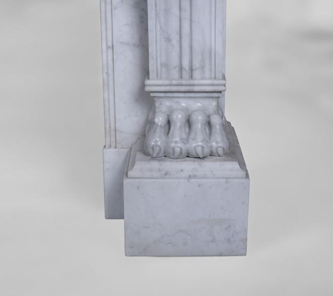 Cheminée ancienne de style Napoléon III à pattes de lions en marbre de Carrare-8