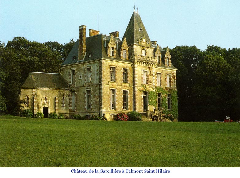 Rare fronton avec horloge provenant du Château de la Garcillière à Talmont Saint Hilaire-3