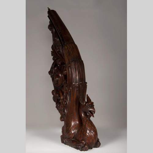 Départ d'escalier à décor de griffon en acajou, vers 1910
