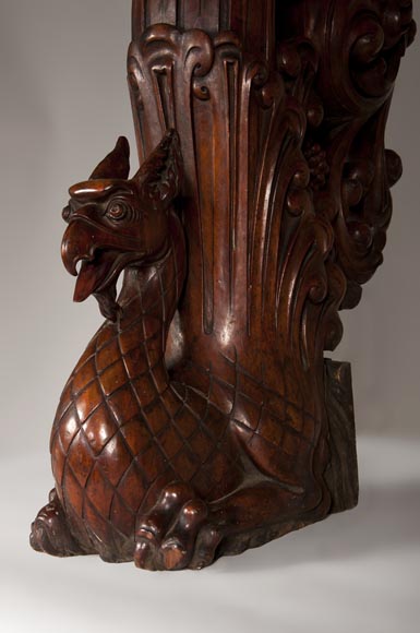 Départ d'escalier à décor de griffon en acajou, vers 1910-1