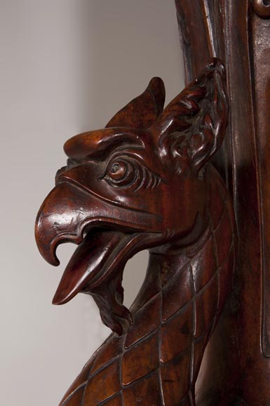 Départ d'escalier à décor de griffon en acajou, vers 1910-2