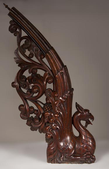 Départ d'escalier à décor de griffon en acajou, vers 1910-3