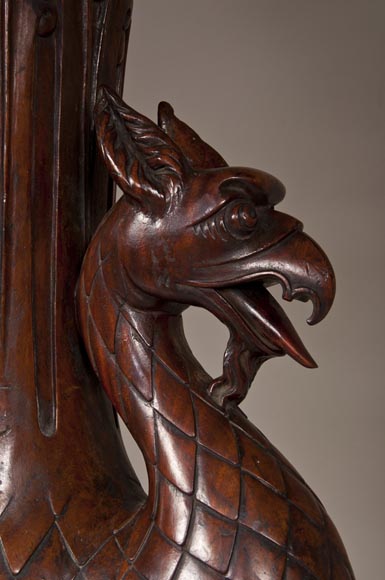 Départ d'escalier à décor de griffon en acajou, vers 1910-4