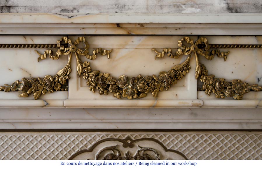 Très belle cheminée ancienne de style Louis XVI en marbre Panazeau à ornements de bronze doré-1