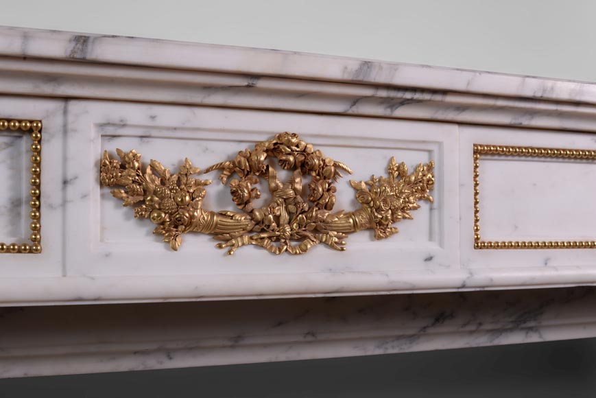 Belle cheminée de style Louis XVI en marbre Paonazzo Gris et ornements de bronze doré-1