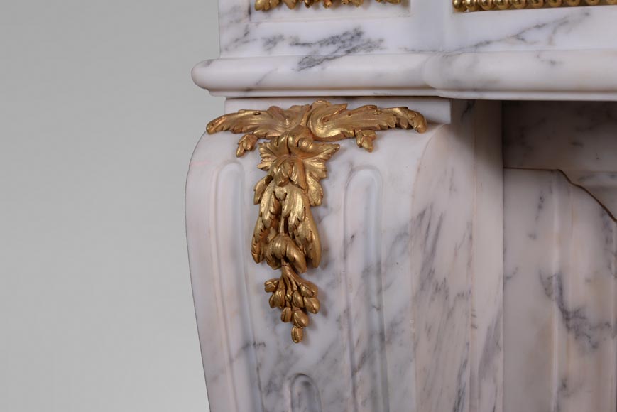 Belle cheminée de style Louis XVI en marbre Paonazzo Gris et ornements de bronze doré-4