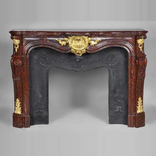 Très belle cheminée ancienne de style Louis XV en marbre Rouge Griotte à ornements de bronze doré