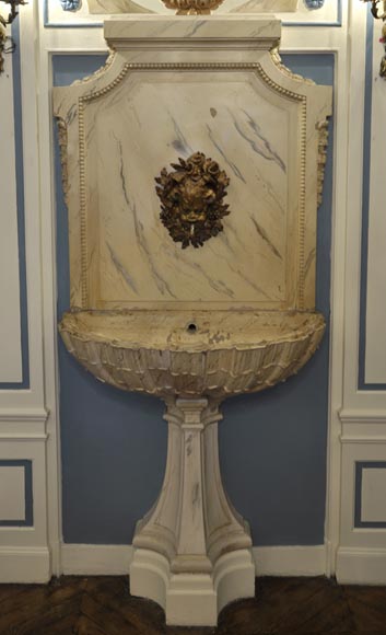 Belle fontaine d'intérieur avec son panneau de boiserie et toile peinte d'une nature morte-0