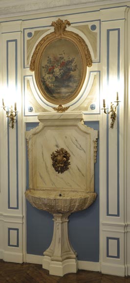 Belle fontaine d'intérieur avec son panneau de boiserie et toile peinte d'une nature morte-1