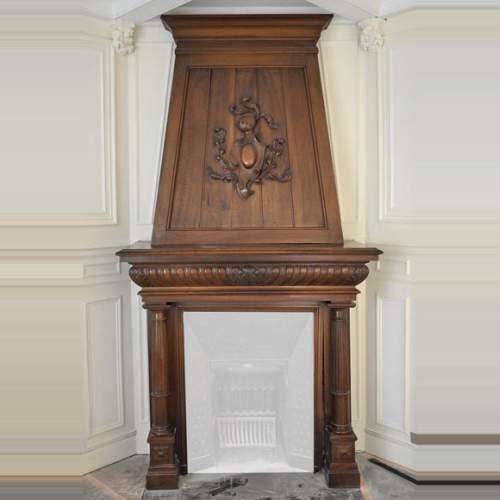 Grande cheminée ancienne en noyer sculpté de style Néo-Renaissance avec heaume de chevalier