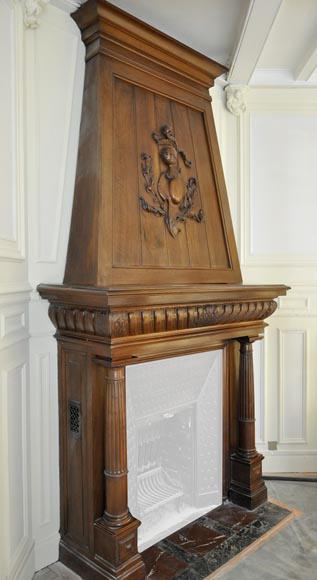 Grande cheminée ancienne en noyer sculpté de style Néo-Renaissance avec heaume de chevalier-3