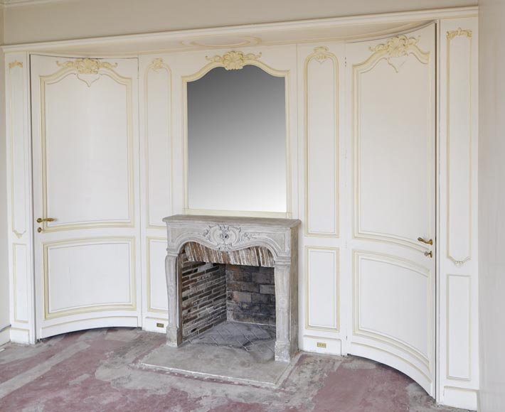 Bel élément de boiserie de style Louis XV avec cheminée en pierre du XVIIIè siècle-1