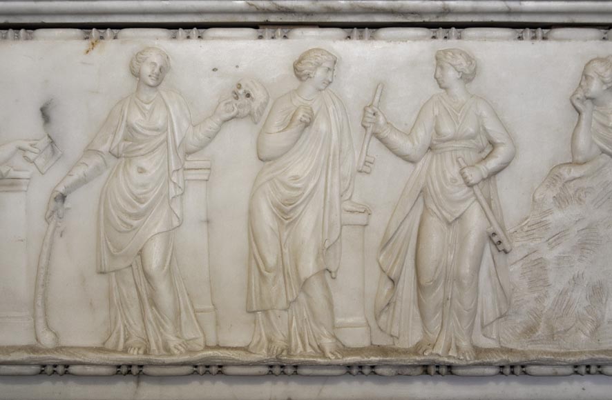 Exceptionnelle cheminée en marbre Statuaire de la fin du XVIIIè siècle avec grande frise de personnages d'après le ''Sarcophage des Muses'' au Musée du Louvre Exceptionnelle cheminée en marbre Statuaire de la fin du XVIIIè siècle avec grande frise de personnages d'après le ''Sarcophage des Muses'' au Musée du Louvre-1
