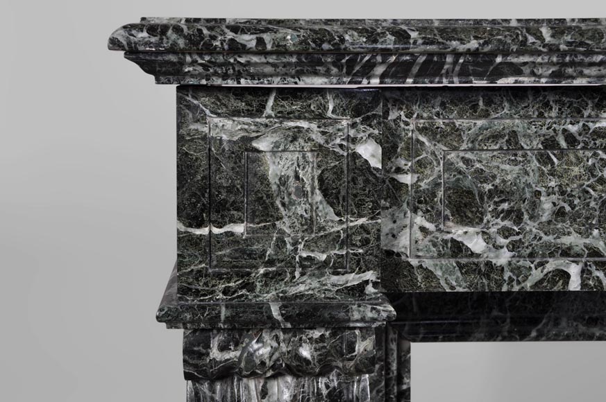 Cheminée ancienne de style Napoléon III à pattes de lions en marbre Vert des Alpes -3