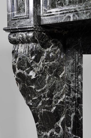 Cheminée ancienne de style Napoléon III à pattes de lions en marbre Vert des Alpes -4