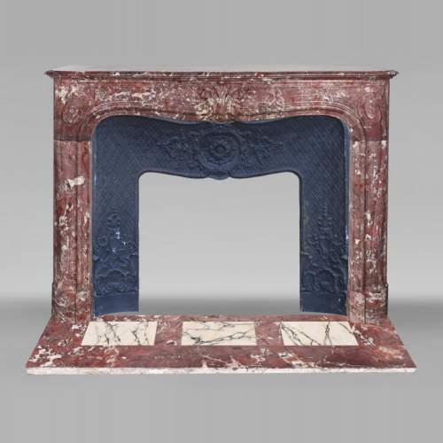 Cheminée de style Louis XV décoré d'une palmette, sculptée dans du marbre fleur de pêcher