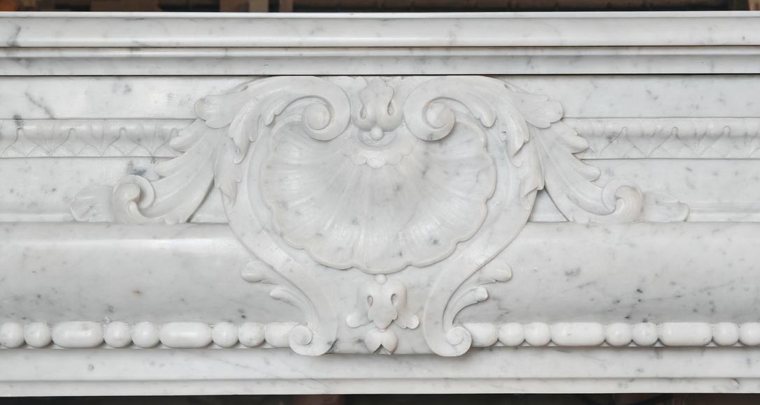 Cheminée de style Louis XIV à filet de perles, en marbre de Carrare-1
