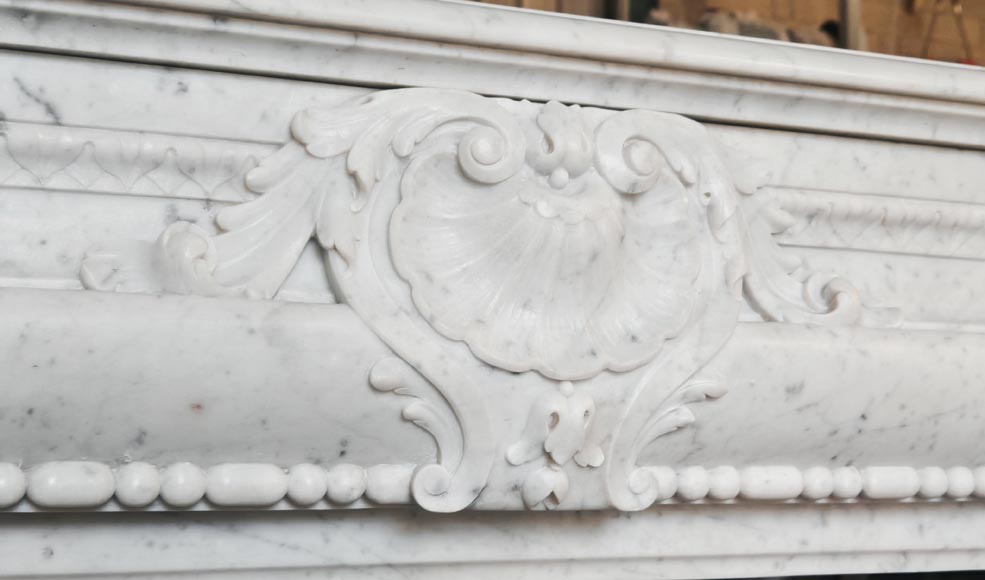 Cheminée de style Louis XIV à filet de perles, en marbre de Carrare-2