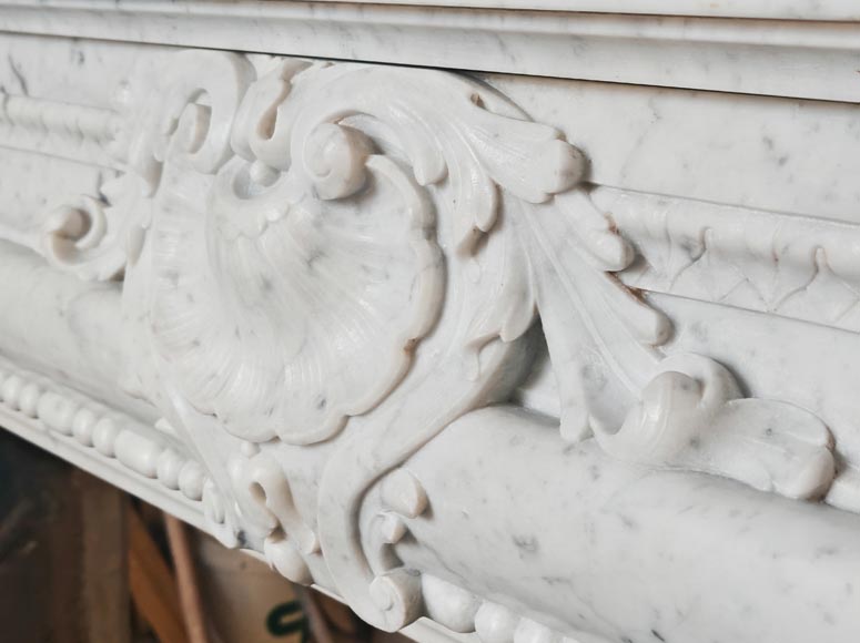 Cheminée de style Louis XIV à filet de perles, en marbre de Carrare-3