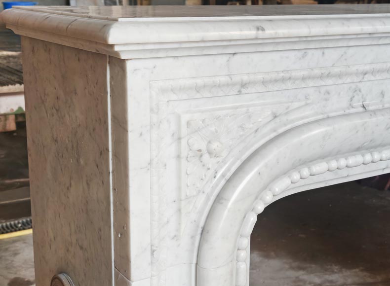 Cheminée de style Louis XIV à filet de perles, en marbre de Carrare-5