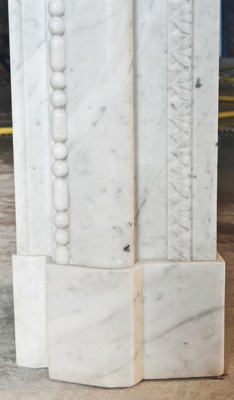 Cheminée de style Louis XIV à filet de perles, en marbre de Carrare-10