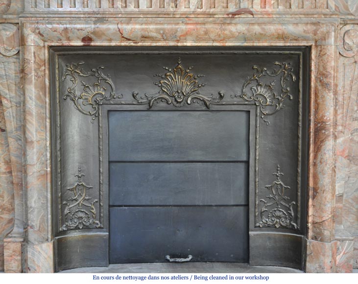 Belle cheminée ancienne de style Louis XIV à acrotère en marbre Sarrancolin Fantastico-6