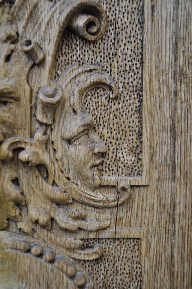 Double porte en chêne sculpté à décor de grotesques-2