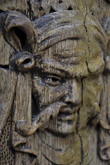 Double porte en chêne sculpté à décor de grotesques-5