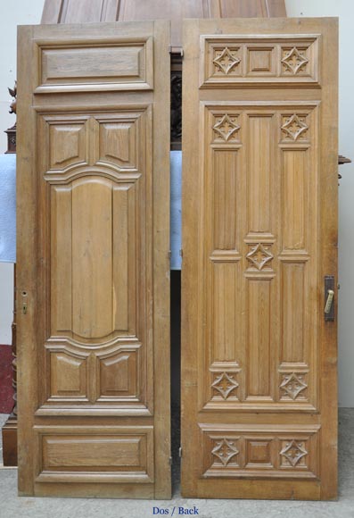 Fausse paire de portes anciennes en chêne sculpté du XIXè siècle-8