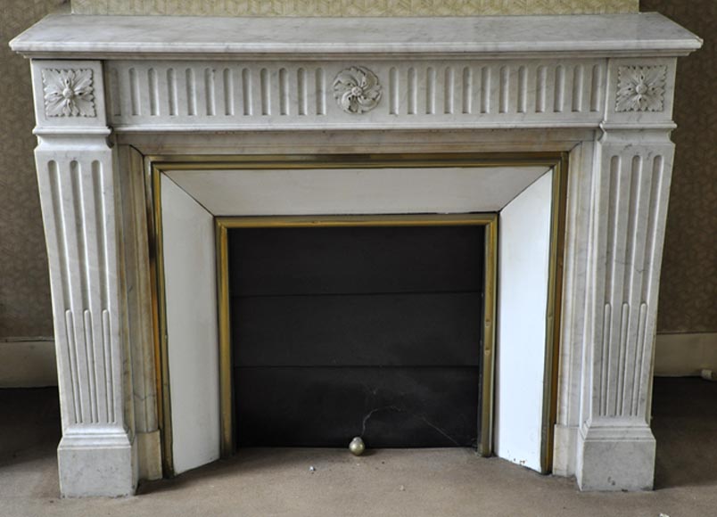 Cheminée Capucine En Marbre De Carrare - Jambage à Cannelure Avec Blason - XXe