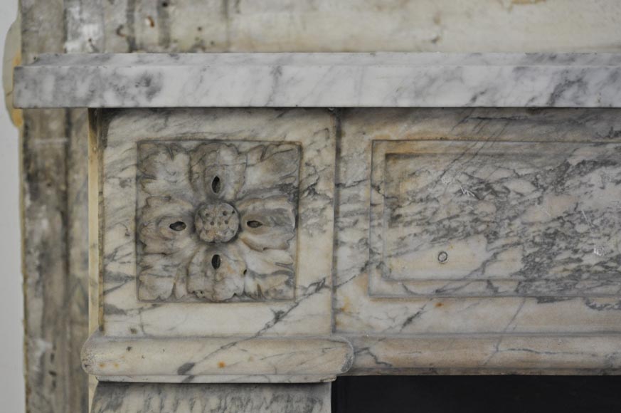 Cheminée d'époque Louis XVI en marbre de Carrare à décor de fleurettes-3