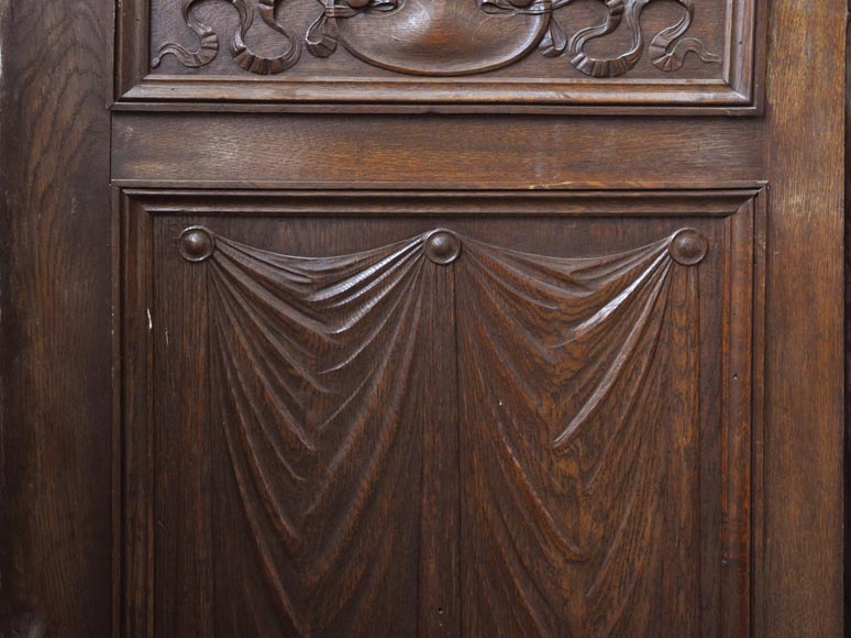 Pièce de boiserie en chêne sculpté à têtes de satyres et motifs de draperies, XIXè siècle-9