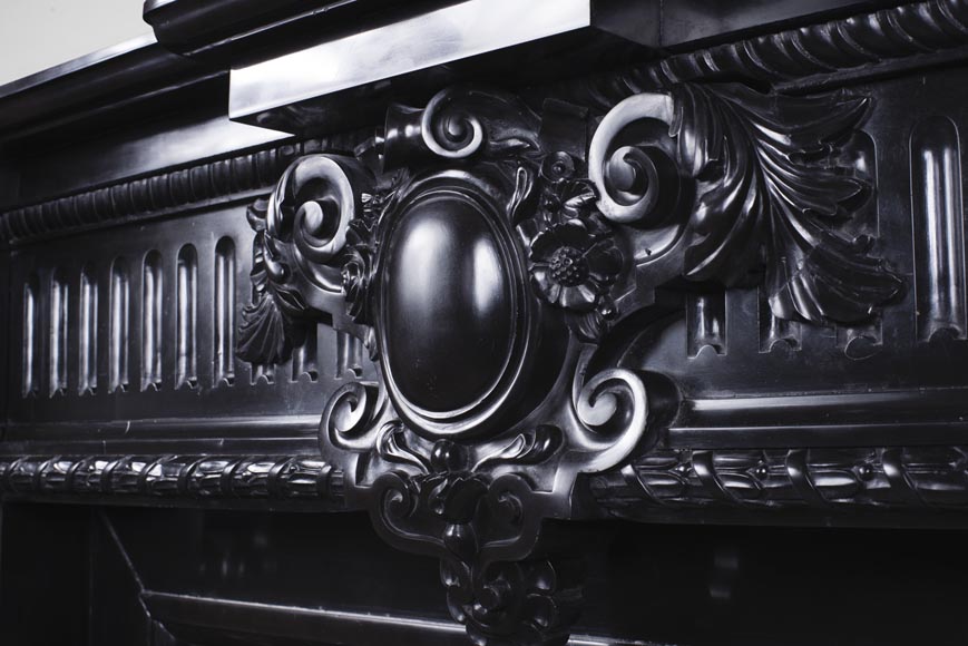 Rare cheminée ancienne de style Napoléon III en marbre Noir Fin de Belgique richement décorée-2