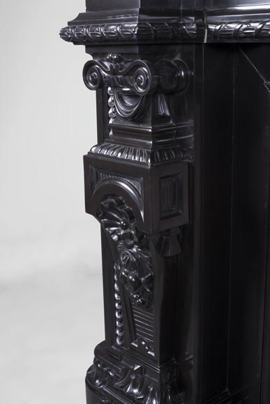 Rare cheminée ancienne de style Napoléon III en marbre Noir Fin de Belgique richement décorée-7