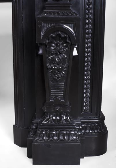 Rare cheminée ancienne de style Napoléon III en marbre Noir Fin de Belgique richement décorée-11
