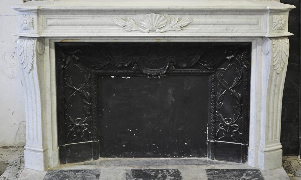 Grande cheminée ancienne régence en marbre de carrare d' italie