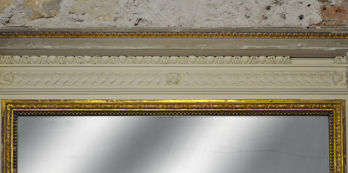 Grande cheminée de style Louis XVI en marbre Blanc de Carrare avec son intérieur en fonte et son trumeau-13