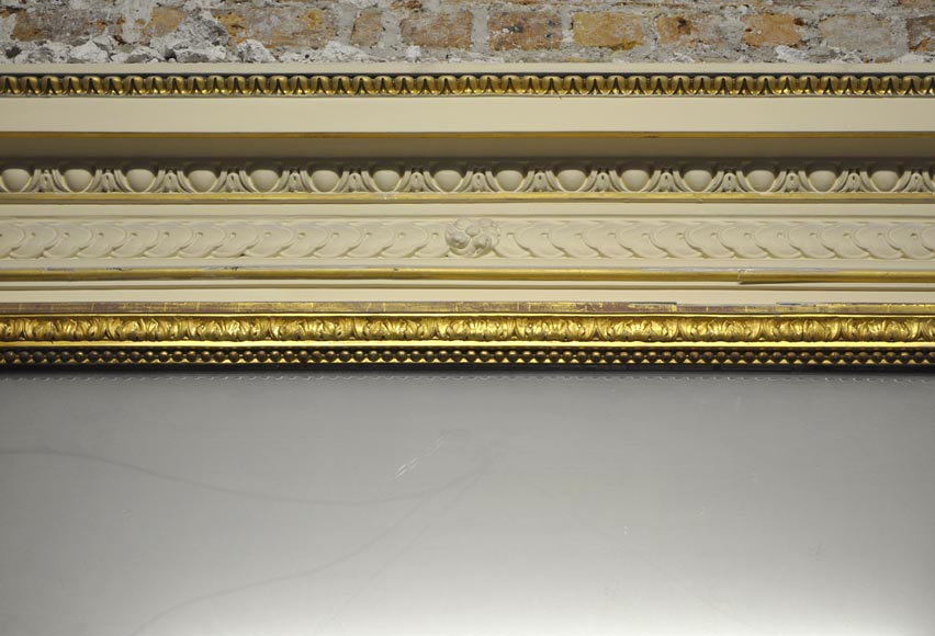 Grande cheminée de style Louis XVI en marbre Blanc de Carrare avec son intérieur en fonte et son trumeau-12