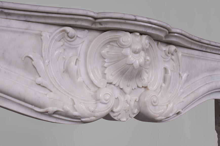 Belle cheminée ancienne de style Louis XV à décor riche en marbre Blanc de Carrare-2