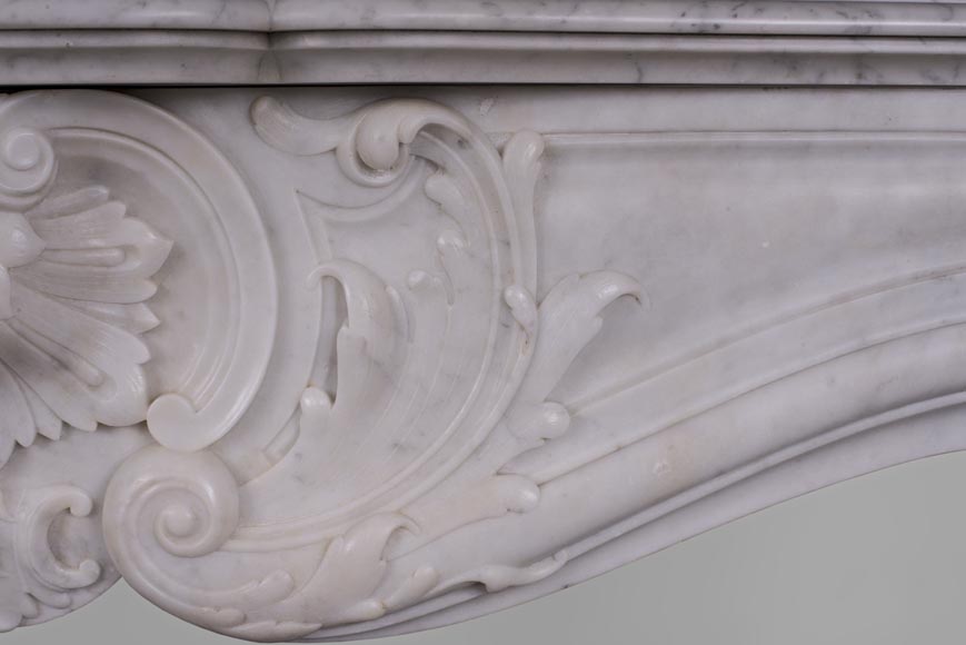 Belle cheminée ancienne de style Louis XV à décor riche en marbre Blanc de Carrare-4
