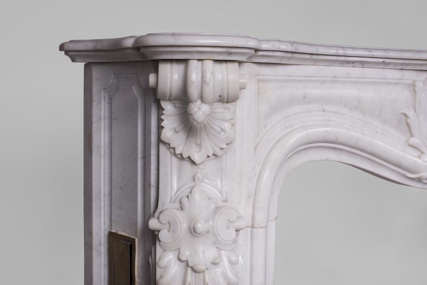 Belle cheminée ancienne de style Louis XV à décor riche en marbre Blanc de Carrare-5