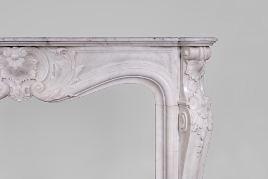Belle cheminée ancienne de style Louis XV à décor riche en marbre Blanc de Carrare-8
