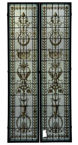 Paire de verrières en vitrail à décor de style Néo-Renaissance en grisaille à rehauts de jaune, Fin du XIXè siècle-0